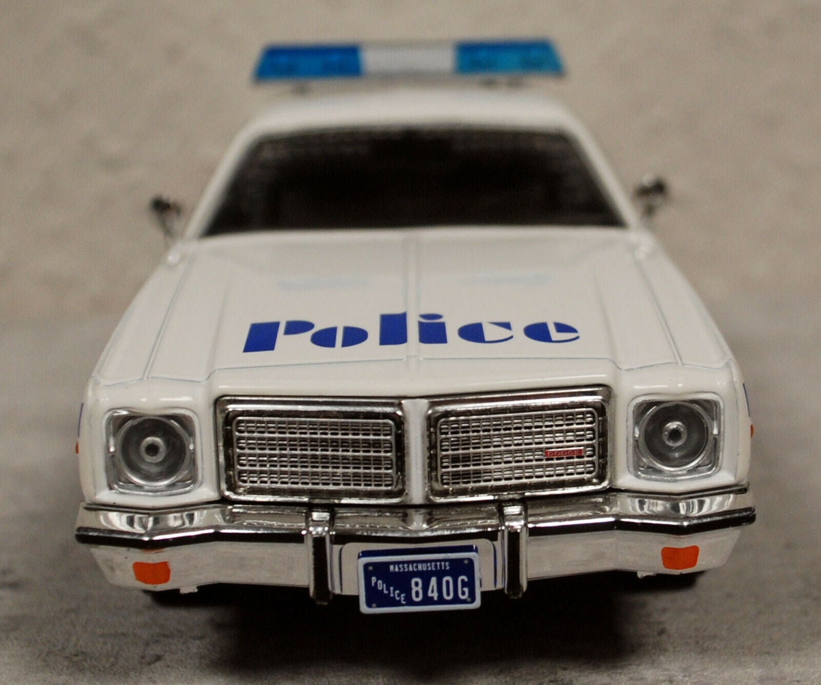 1976 Dodge Coronet Boston Police 1:24 Green Light 85521