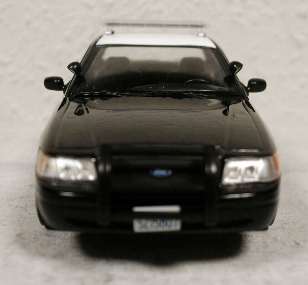 2008 Ford Crown Vic.California Highway Patrol 1:24 Green Light 85523
