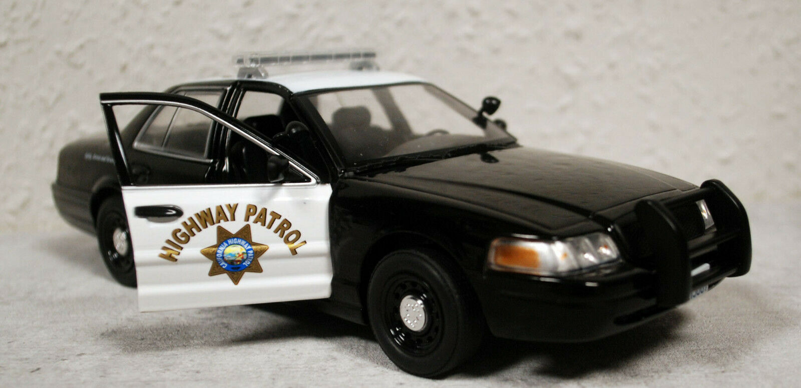 2008 Ford Crown Vic.California Highway Patrol 1:24 Green Light 85523