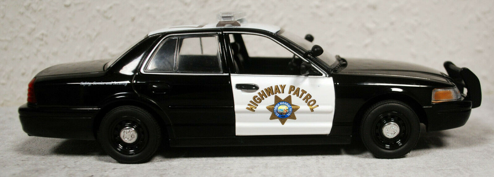 2008 Ford Crown Vic.California Highway Patrol 1:24 Green Light 85523