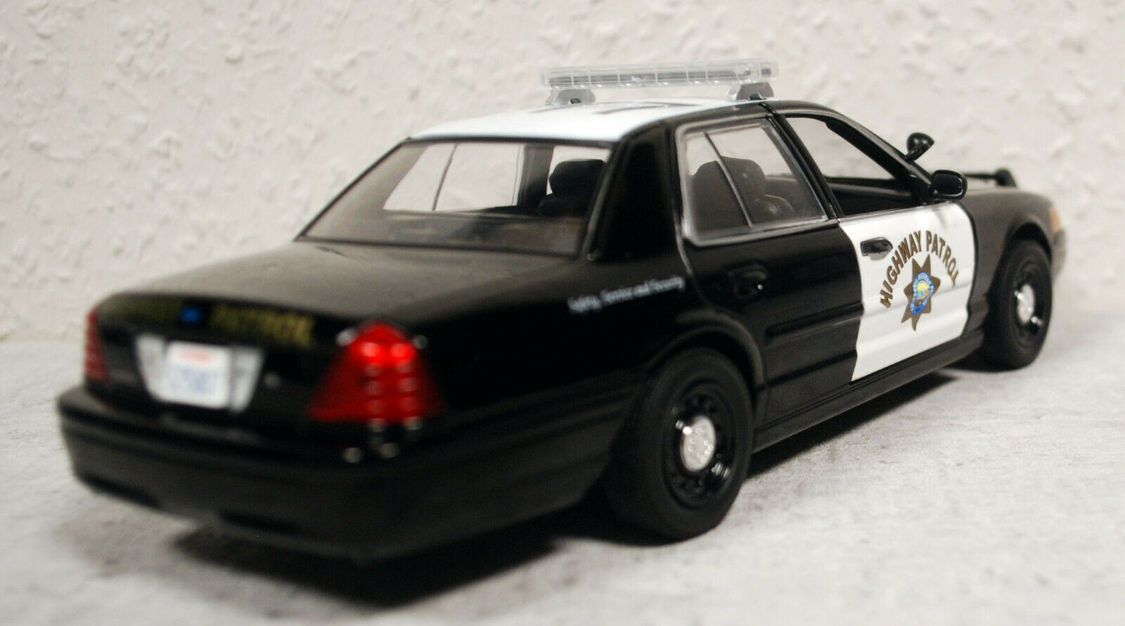 2008 Ford Crown Vic.California Highway Patrol 1:24 Green Light 85523
