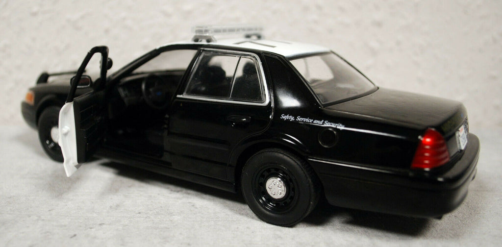 2008 Ford Crown Vic.California Highway Patrol 1:24 Green Light 85523