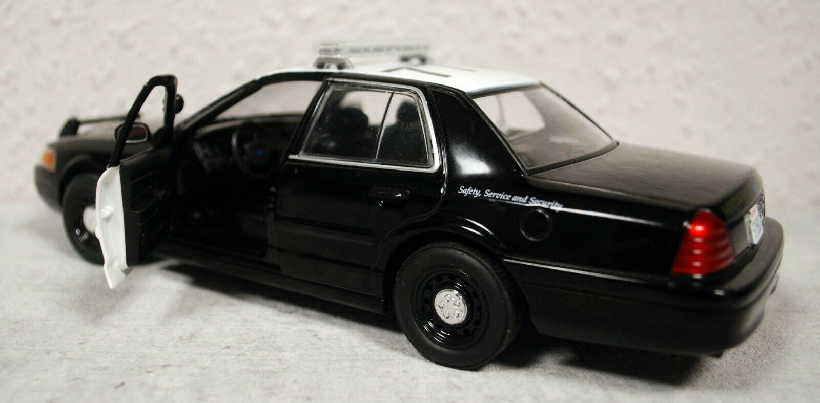 2008 Ford Crown Vic.California Highway Patrol 1:24 Green Light 85523