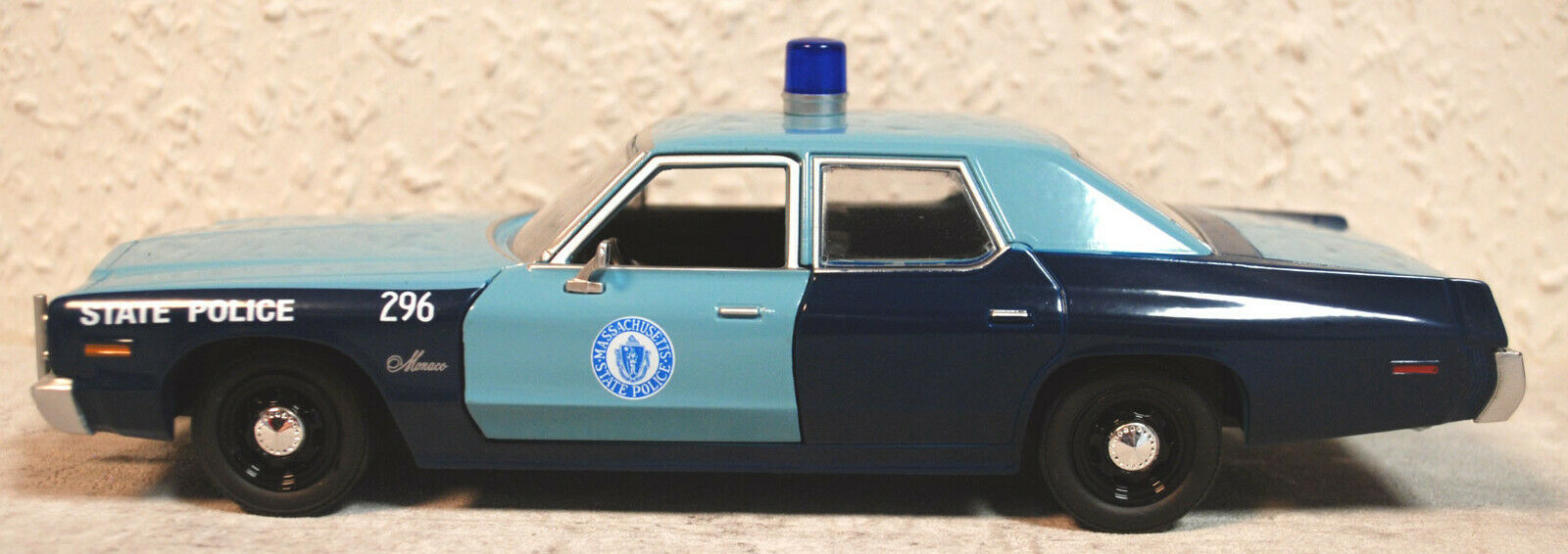 1975 Dodge Monaco Massachusetts State Police 1:24 Green Light 85532
