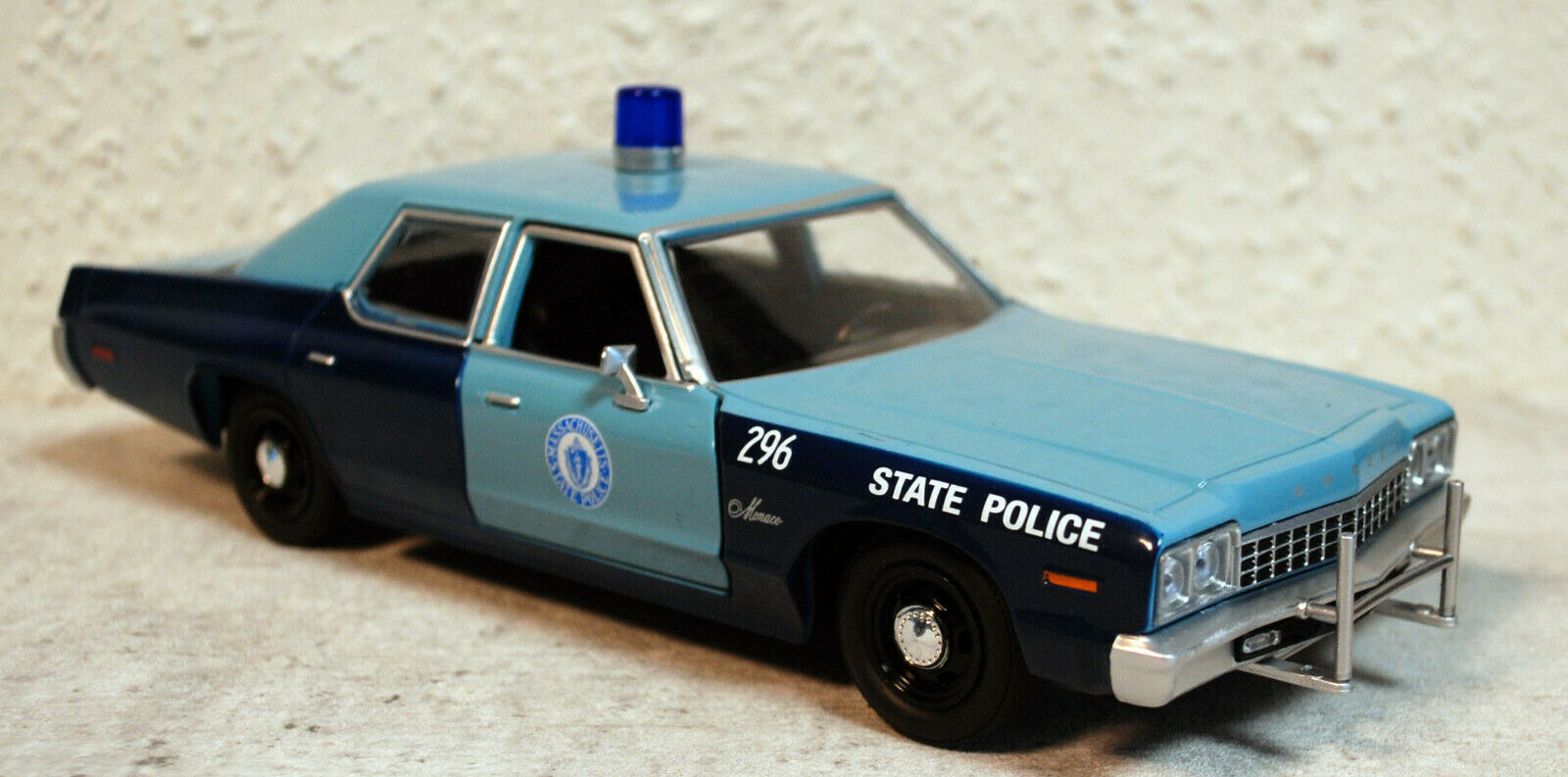 1975 Dodge Monaco Massachusetts State Police 1:24 Green Light 85532