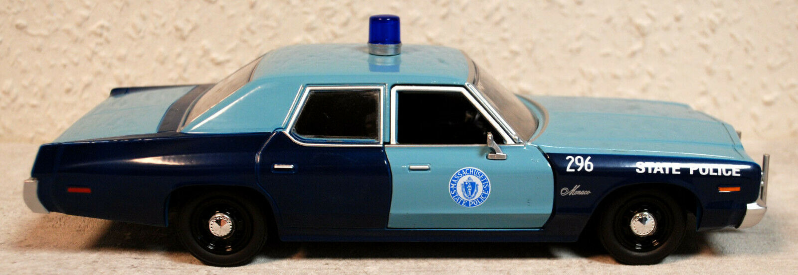1975 Dodge Monaco Massachusetts State Police 1:24 Green Light 85532