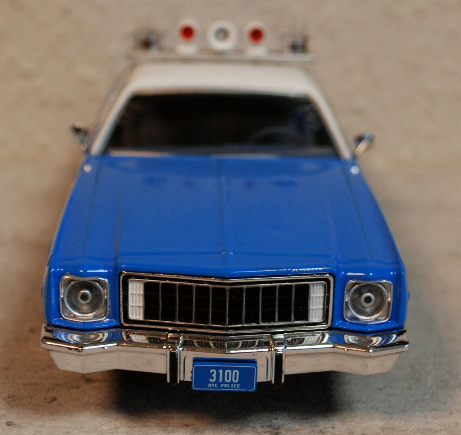 1975 Plymouth Fury New York City Police Department 1:24 Green Light 85542
