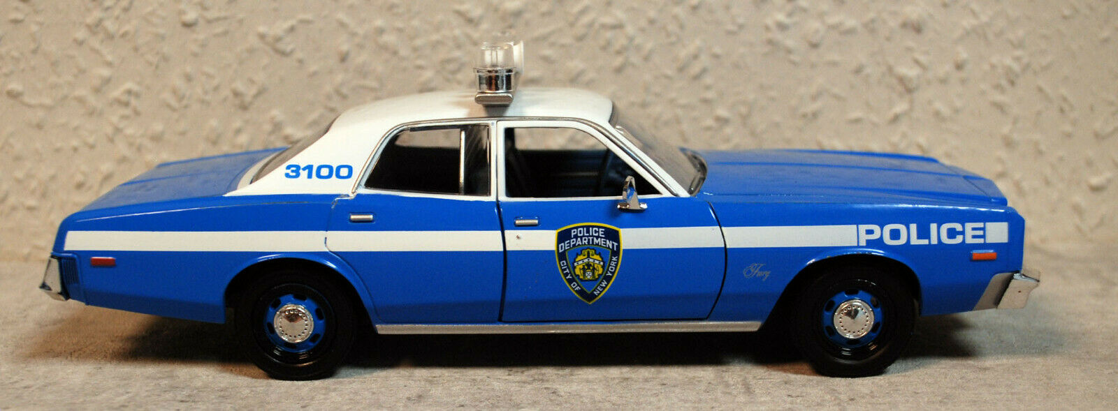 1975 Plymouth Fury New York City Police Department 1:24 Green Light 85542