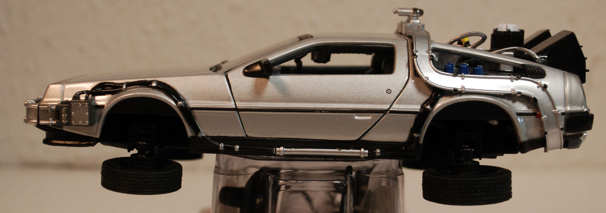 1985 Zurück in die Zukunft II De Lorean Time Machine Fly Mode 1:24 Welly 22441FV