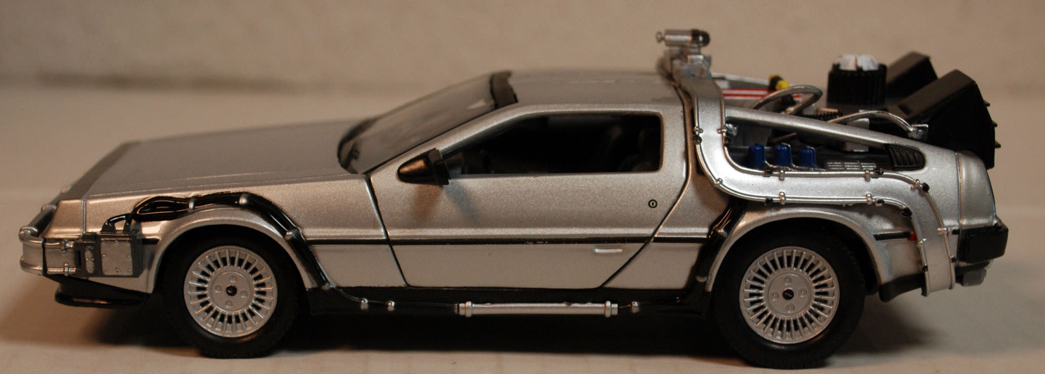 1985 Zurück in die Zukunft II De Lorean Time Machine Fly Mode 1:24 Welly 22441FV