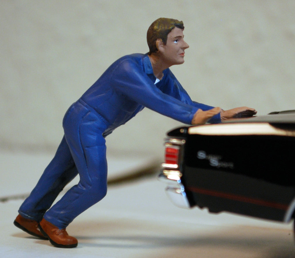 38278 American Diorama Werkstatt Team Mechanic Darwin pushing 1:24