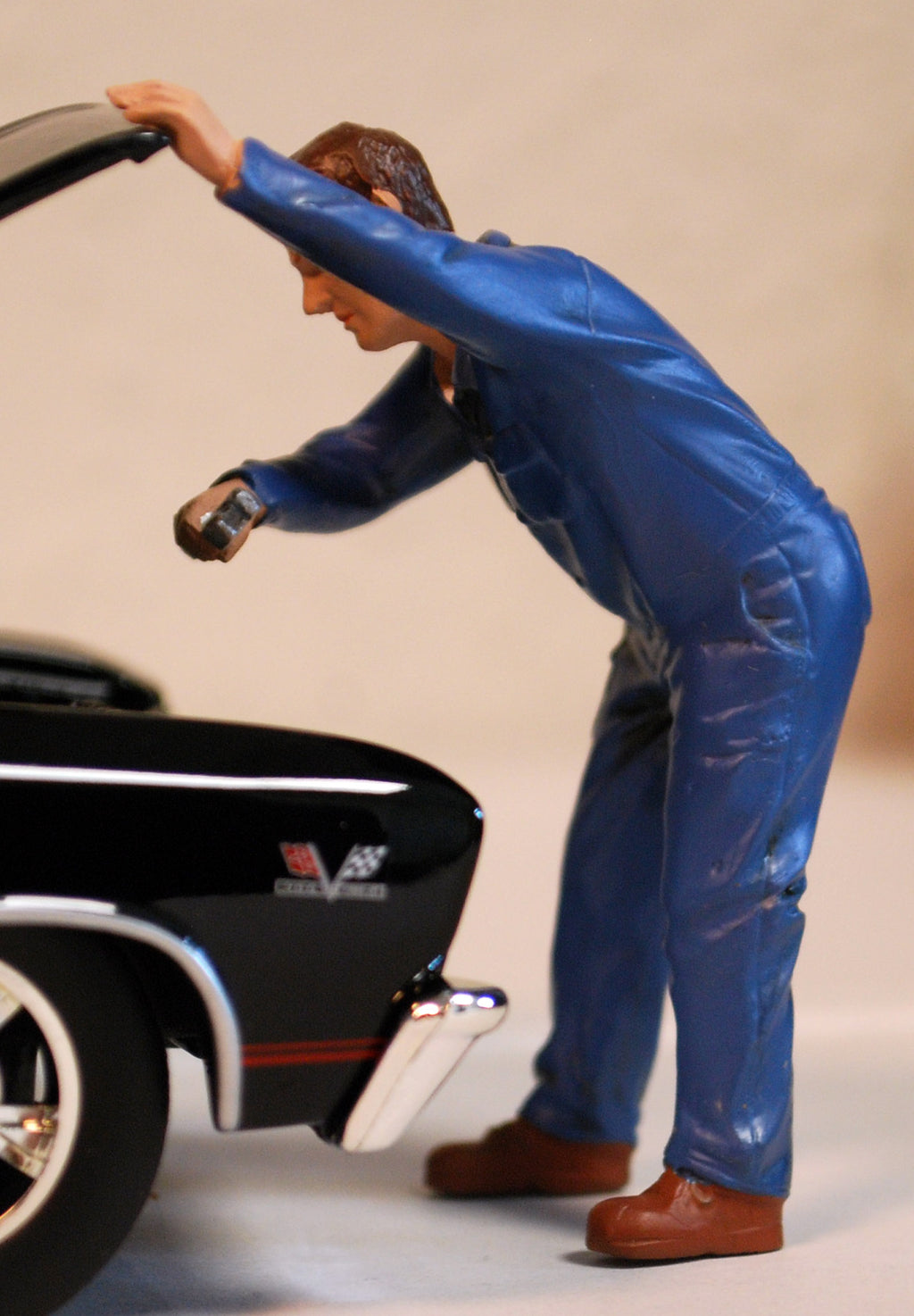 38279 American Diorama Werkstatt Team Mechanic Frank under the Hood 1:24