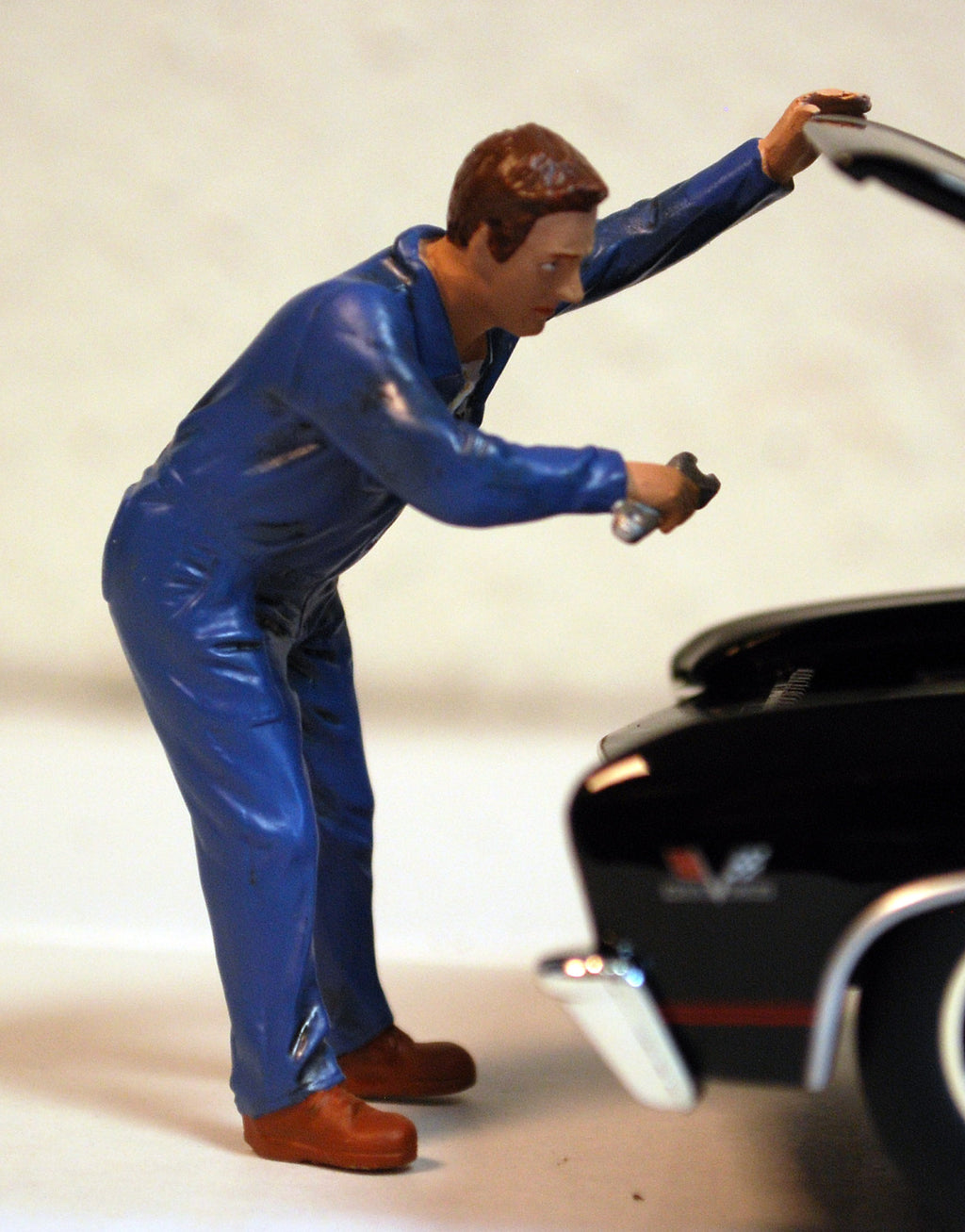 38279 American Diorama Werkstatt Team Mechanic Frank under the Hood 1:24