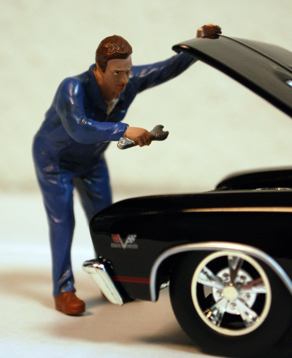 38279 American Diorama Werkstatt Team Mechanic Frank under the Hood 1:24