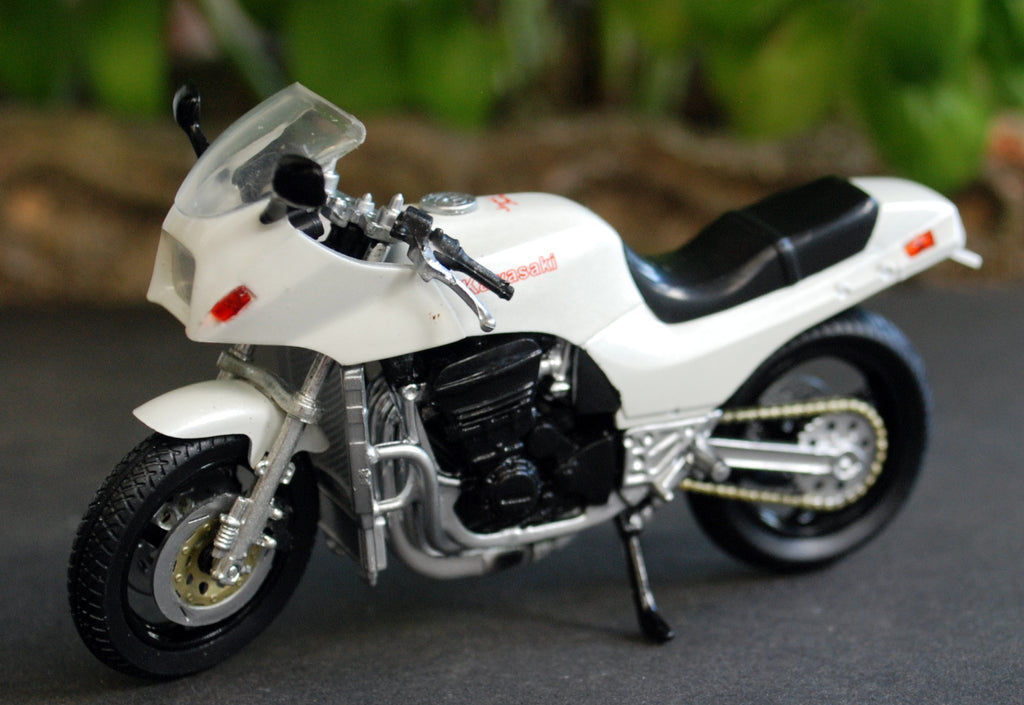 Aoshima 074497 1984 Kawasaki GPZ 900 weiß 1:24 Fertigmodell