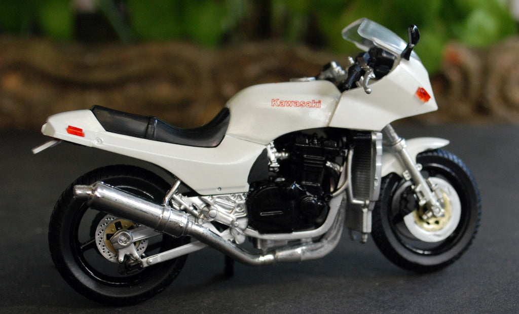 Aoshima 074497 1984 Kawasaki GPZ 900 weiß 1:24 Fertigmodell