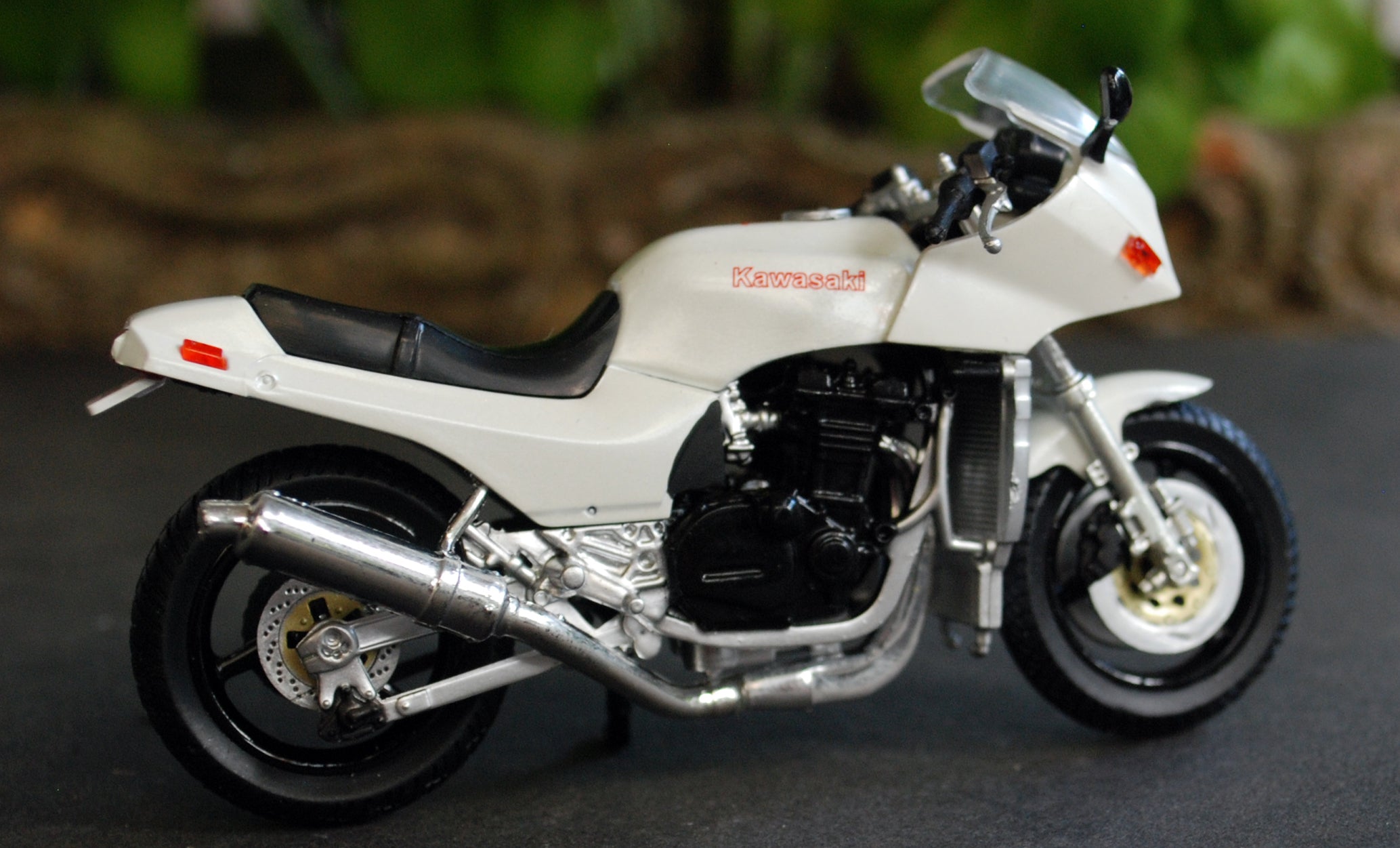 Aoshima 074497 1984 Kawasaki GPZ 900 weiß 1:24 Fertigmodell