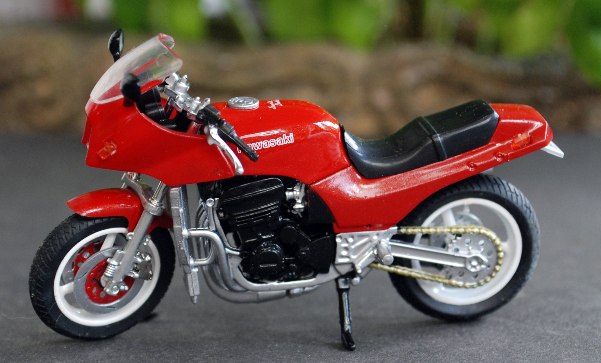 Aoshima 074497 1984 Kawasaki GPZ 900 rot 1:24 Fertigmodell