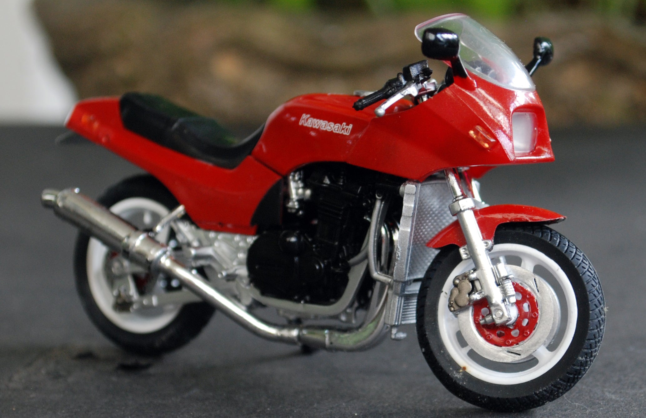 Aoshima 074497 1984 Kawasaki GPZ 900 rot 1:24 Fertigmodell