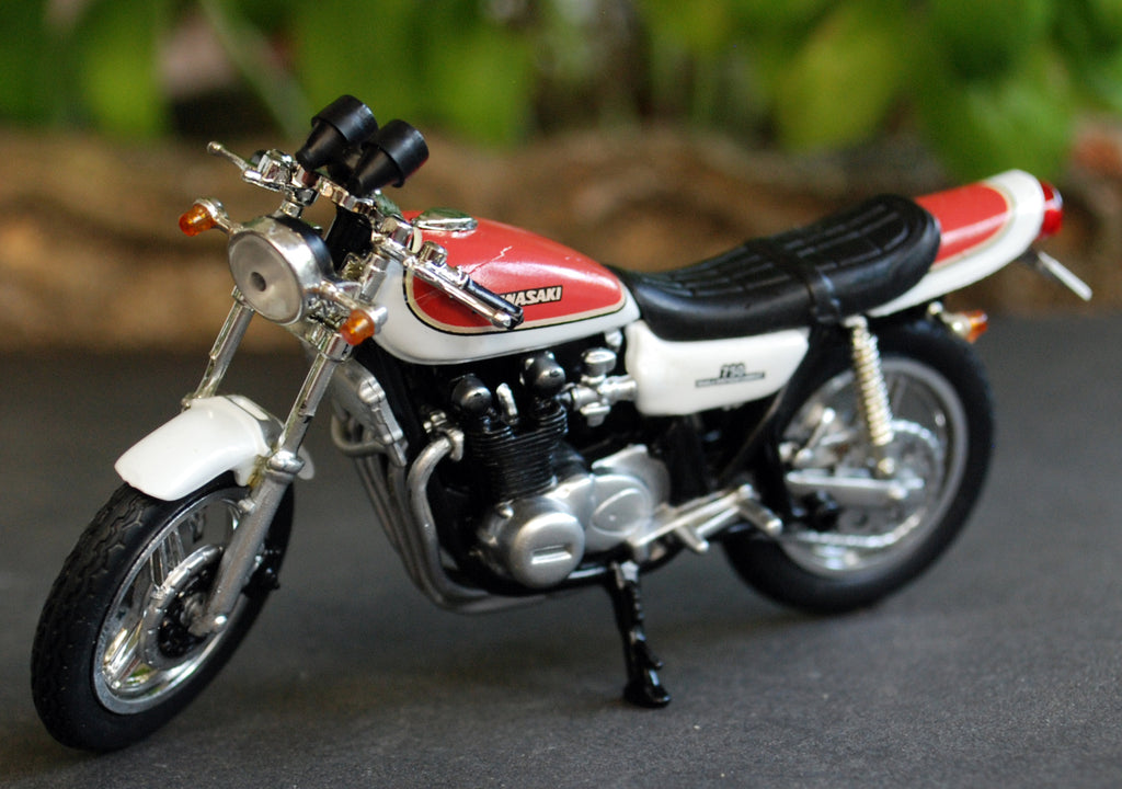Aoshima 815014 1972 Kawasaki 750 ZII weiß/rot 1:24 Fertigmodell