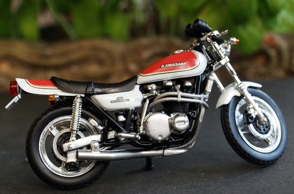 Aoshima 815014 1972 Kawasaki 750 ZII weiß/rot 1:24 Fertigmodell