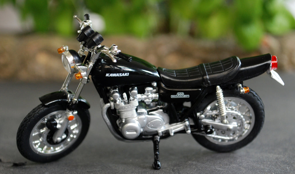 Aoshima 815014 1973 Kawasaki 900 ZI schwarz 1:24 Fertigmodell