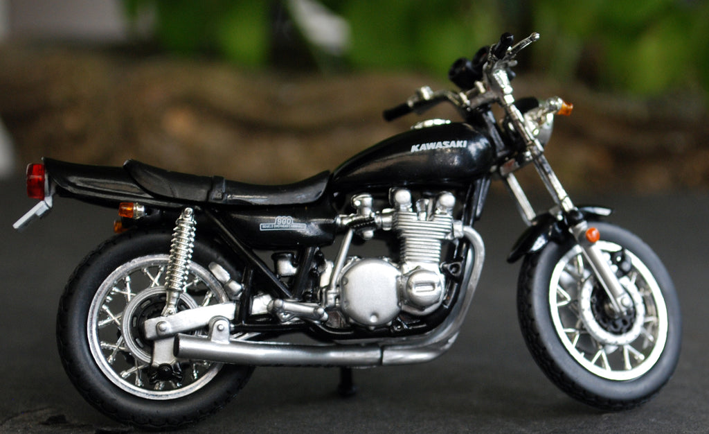 Aoshima 815014 1973 Kawasaki 900 ZI schwarz 1:24 Fertigmodell