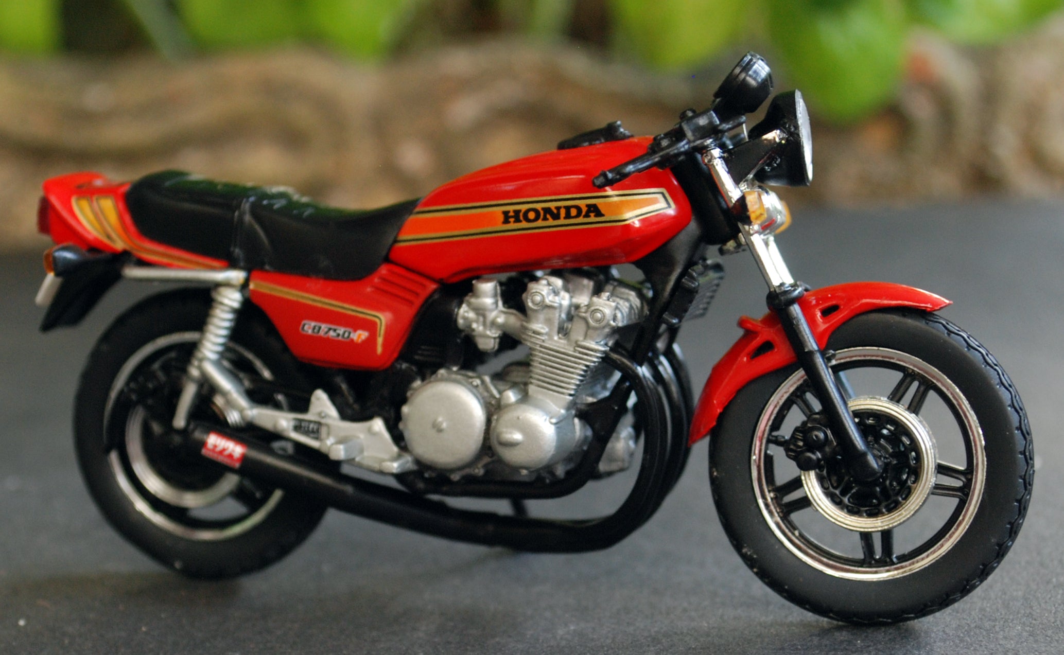 Aoshima 817117 Honda CB 750 F 1:24 Fertigmodell