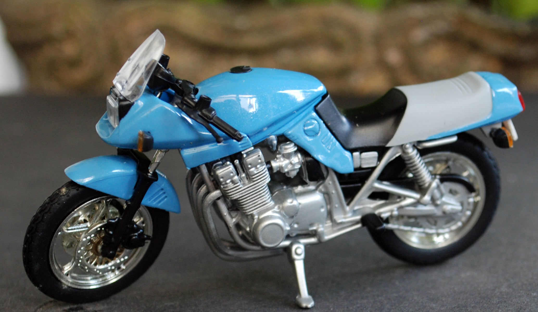 Aoshima 817117 Suzuki Katana 1:24 Fertigmodell