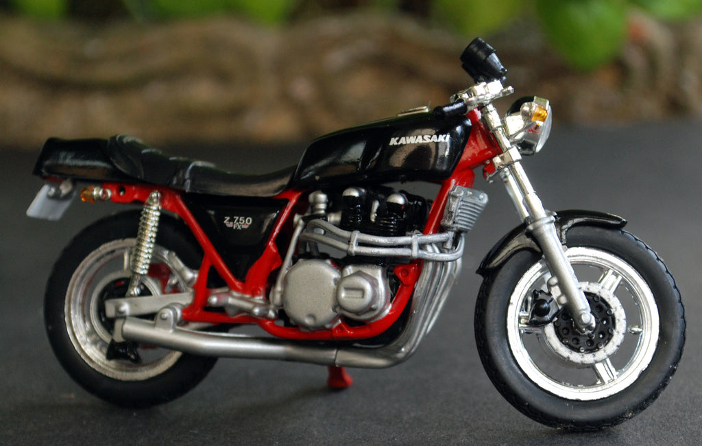 Aoshima 817117 Kawasaki Z 750 FX 1:24 Fertigmodell
