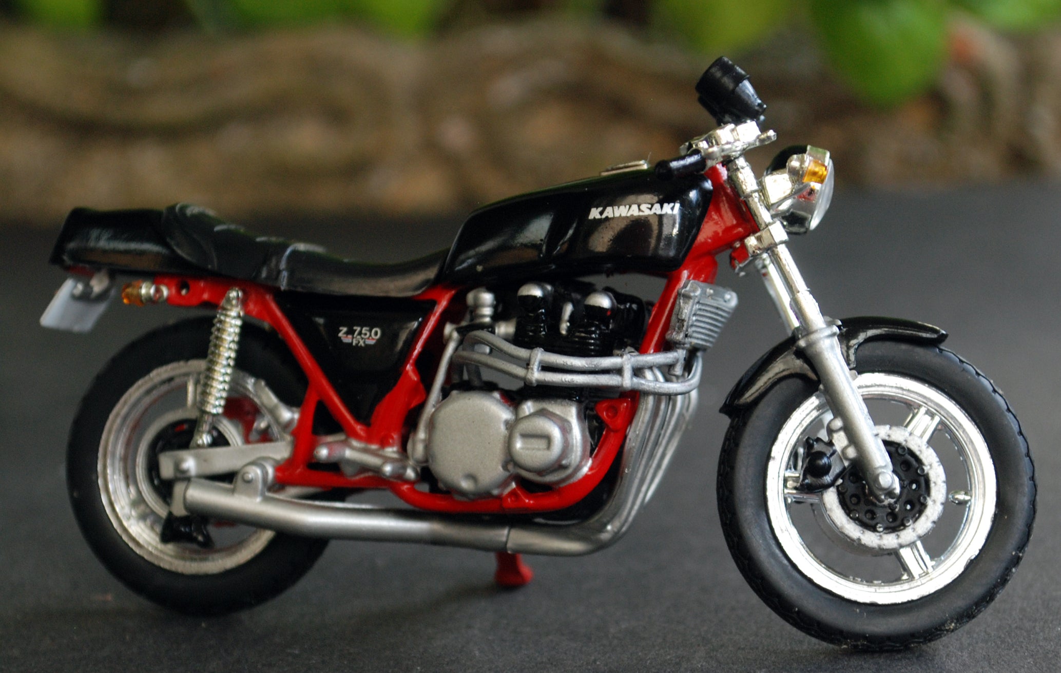 Aoshima 817117 Kawasaki Z 750 FX 1:24 Fertigmodell