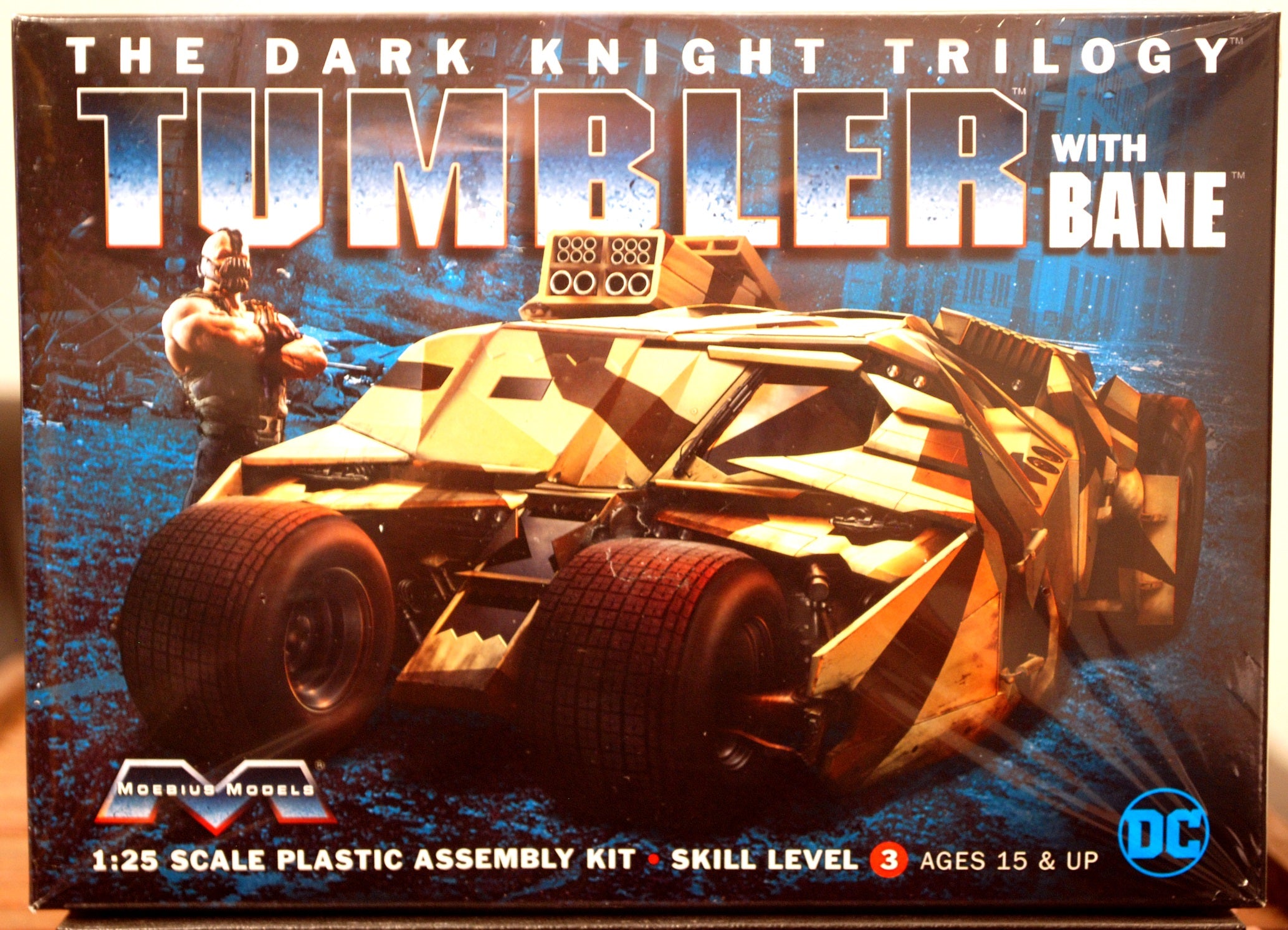 Batman The Dark Knight Tumbler w. Bane Batmobile 1:25, Moebius 967