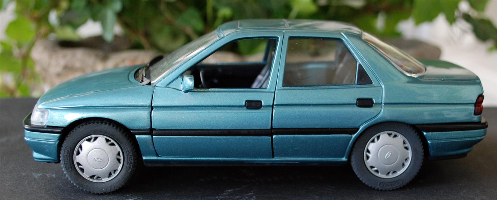 1991 Ford Orion Petrol 1:24 Schabak 1527