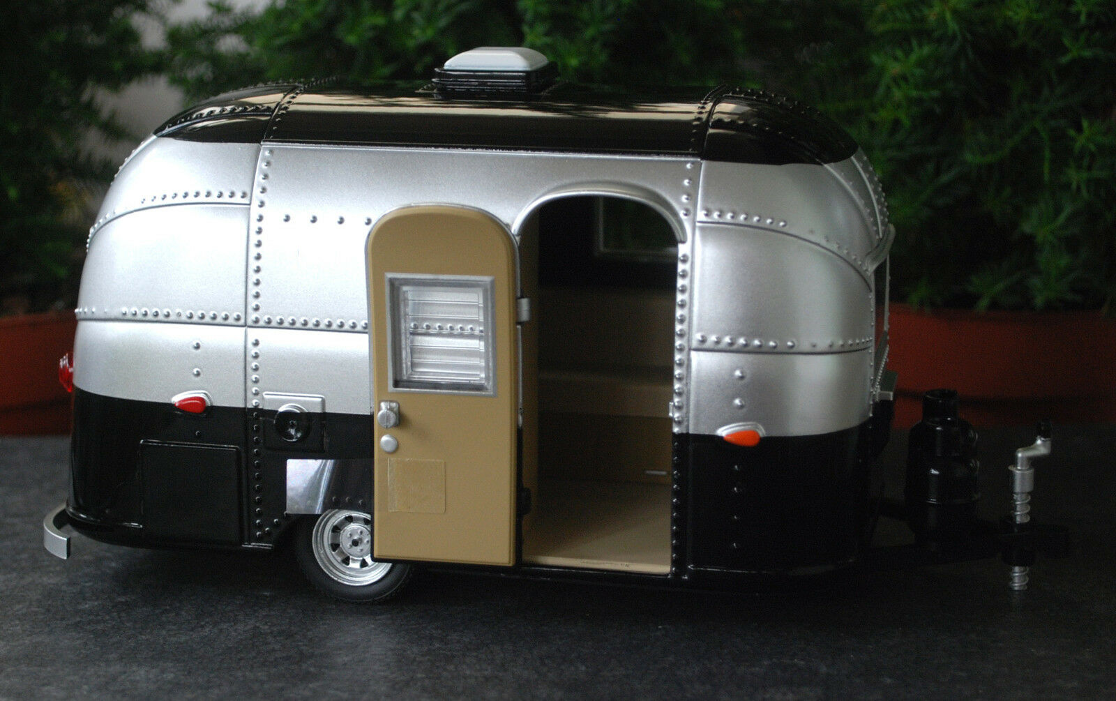 Airstream 16` Bambi Camping Trailer Camping Anhänger, 1:24, Green Light 18224