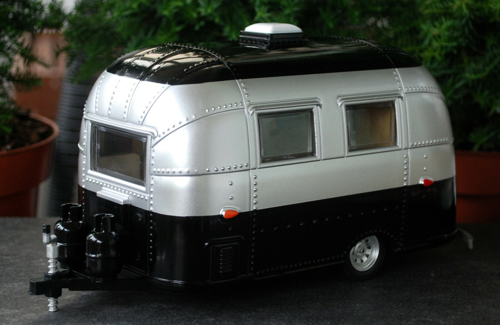 Airstream 16` Bambi Camping Trailer Camping Anhänger, 1:24, Green Light 18224