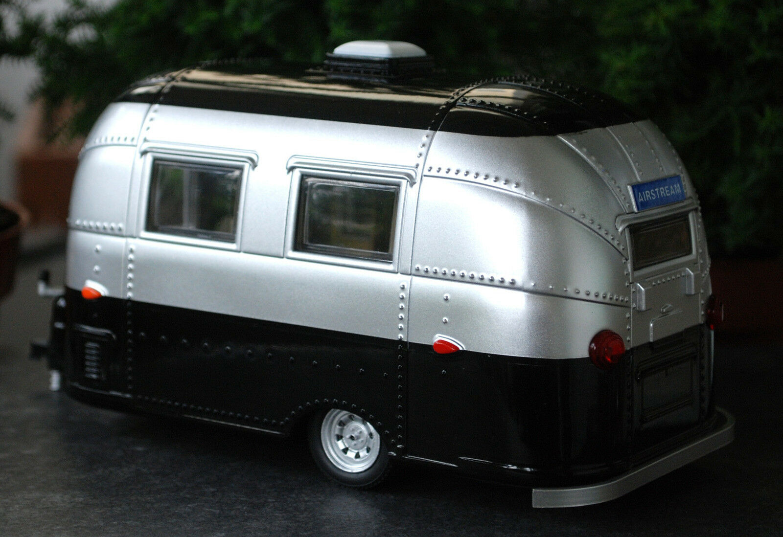 Airstream 16` Bambi Camping Trailer Camping Anhänger, 1:24, Green Light 18224