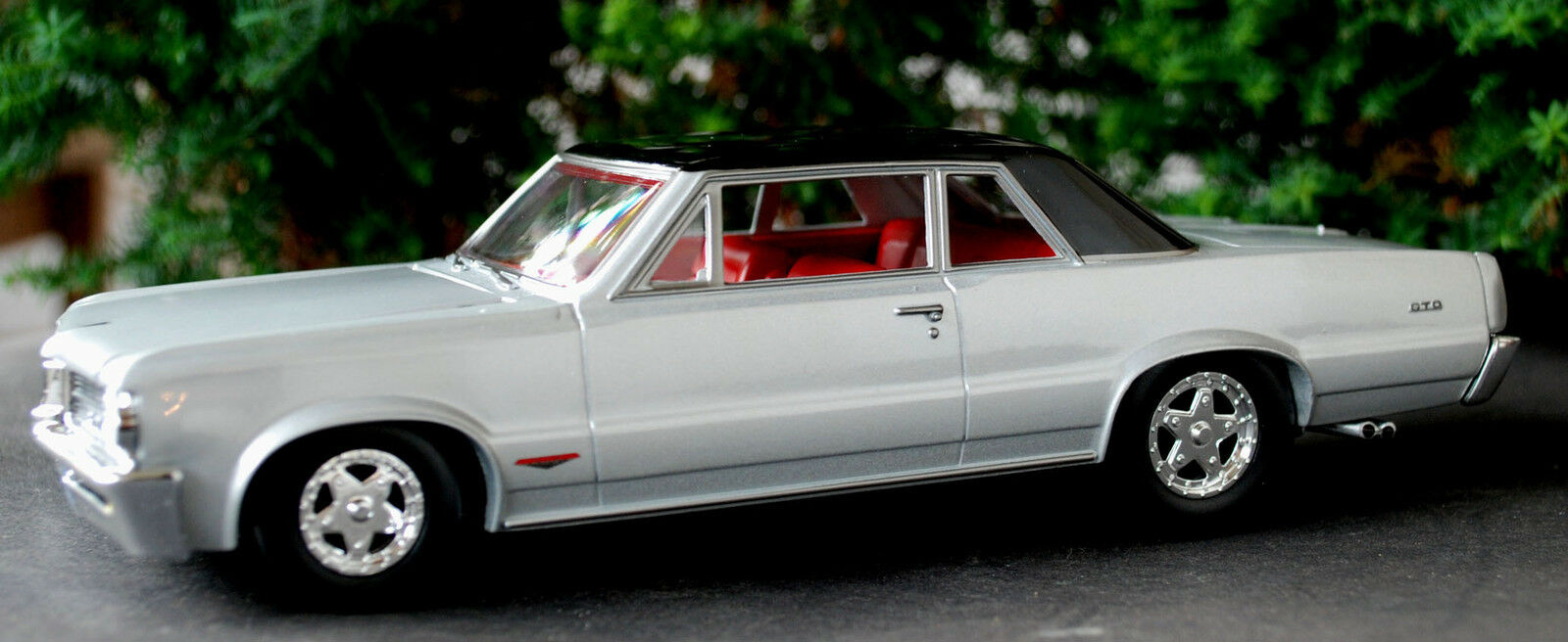 1964 Pontiac GTO Silber 1:24 Autoworld 24007 diecast Fertigmodell