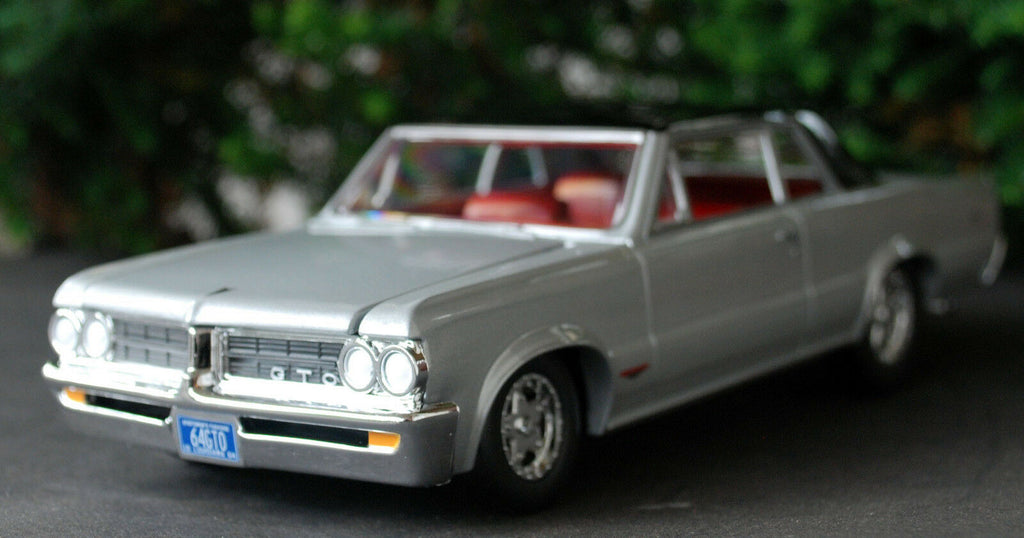 1964 Pontiac GTO Silber 1:24 Autoworld 24007 diecast Fertigmodell