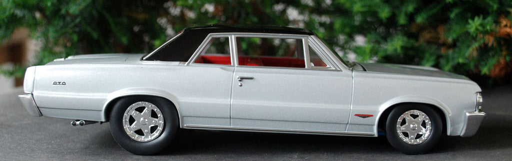 1964 Pontiac GTO Silber 1:24 Autoworld 24007 diecast Fertigmodell