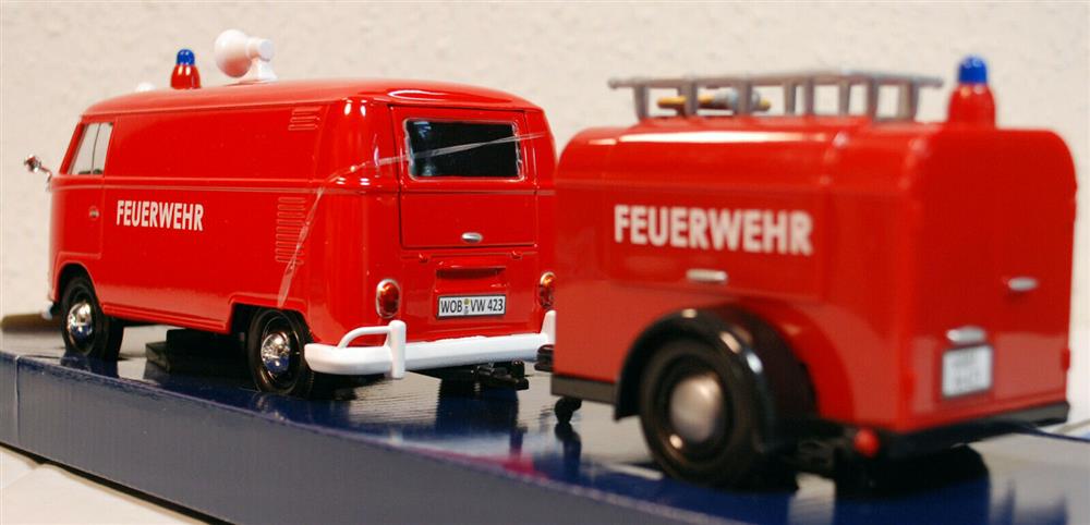 Motor Max 79671 1959 Volkswagen VW T 1 Feuerwehr Bulli & Trailer 1:24