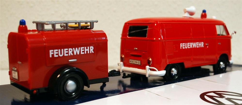 Motor Max 79671 1959 Volkswagen VW T 1 Feuerwehr Bulli & Trailer 1:24