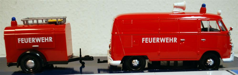 Motor Max 79671 1959 Volkswagen VW T 1 Feuerwehr Bulli & Trailer 1:24