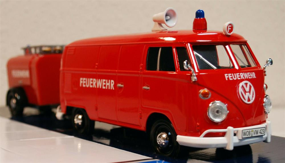 Motor Max 79671 1959 Volkswagen VW T 1 Feuerwehr Bulli & Trailer 1:24