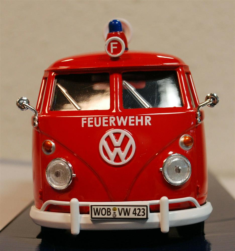 Motor Max 79671 1959 Volkswagen VW T 1 Feuerwehr Bulli & Trailer 1:24