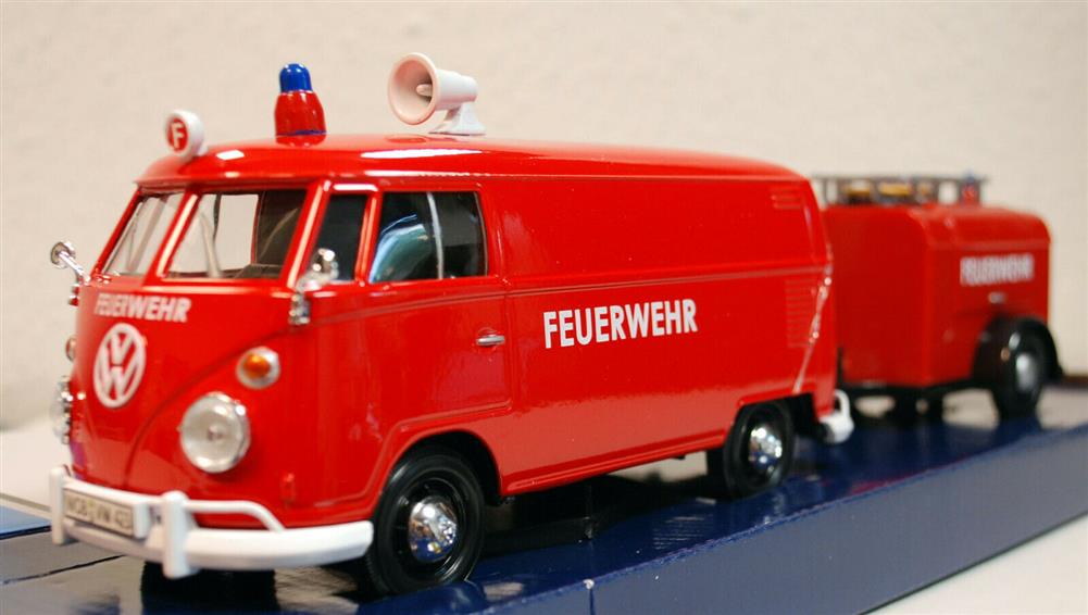Motor Max 79671 1959 Volkswagen VW T 1 Feuerwehr Bulli & Trailer 1:24