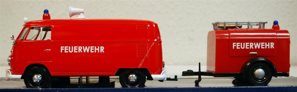 Motor Max 79671 1959 Volkswagen VW T 1 Feuerwehr Bulli & Trailer 1:24