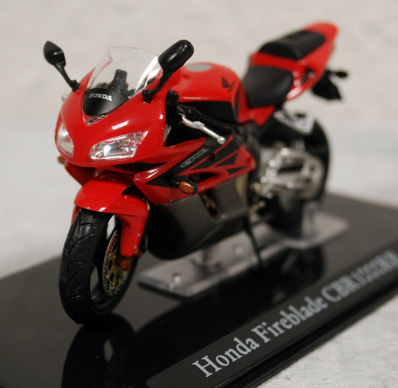 2004 Honda CBR 1000 RR Fireblade Superbike 1:24 Atlas Edition