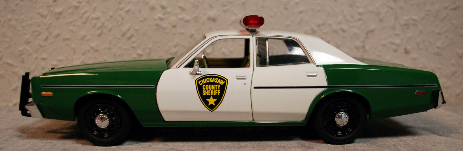 1975 Plymouth Fury Chickasaw County Sheriff 1:24 Green Light 84096