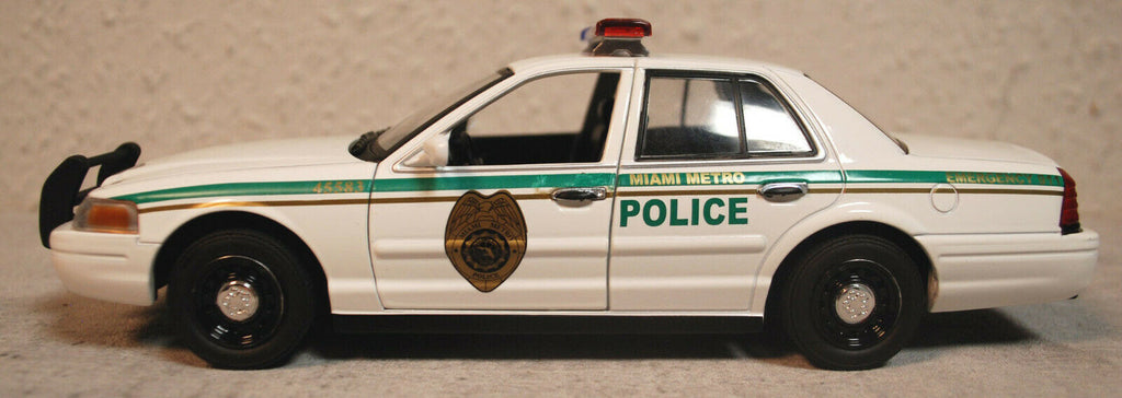 Greenlight 84133 2001 Ford Crown Victoria Dexter Miami Metro Police 1:24