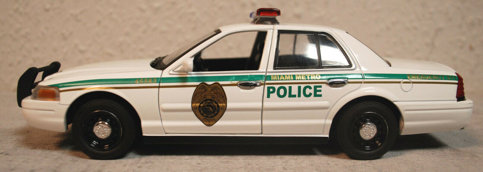 Greenlight 84133 2001 Ford Crown Victoria Dexter Miami Metro Police 1:24